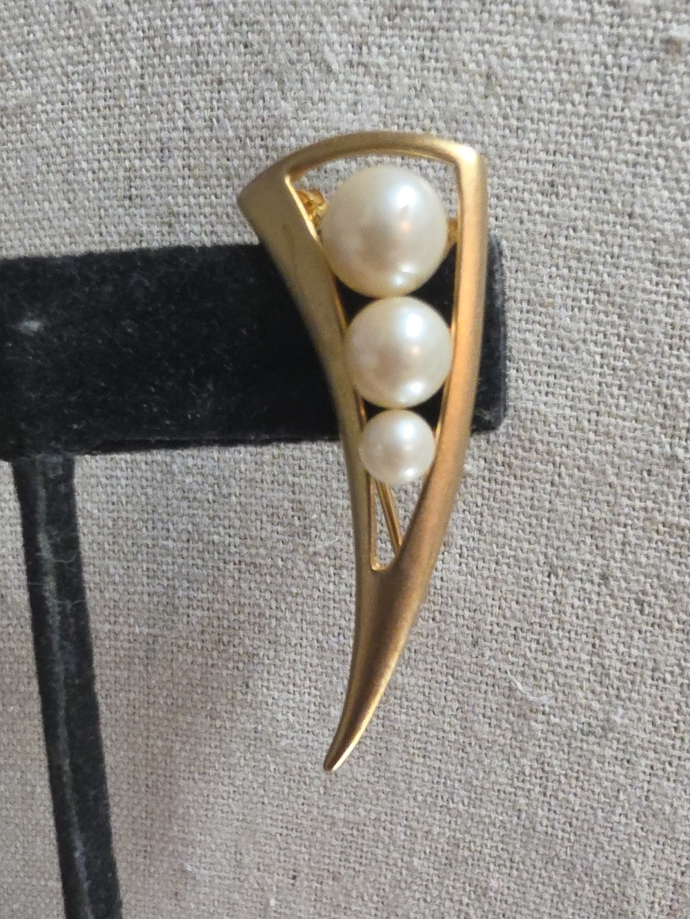 Vintage TAT Signed Gold Tone Pea Pod Faux Pearl Modernist Pendant Brooch